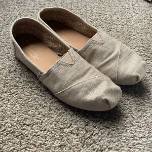 Cute cream colored Toms size 10w
